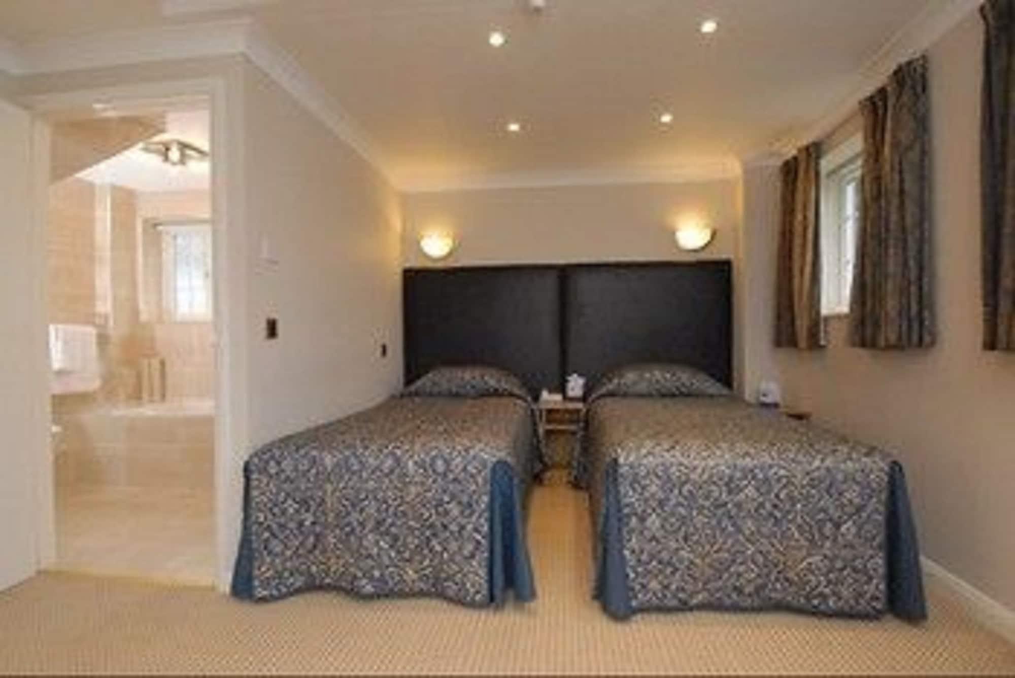 Barn Hotel London Ruislip Room photo