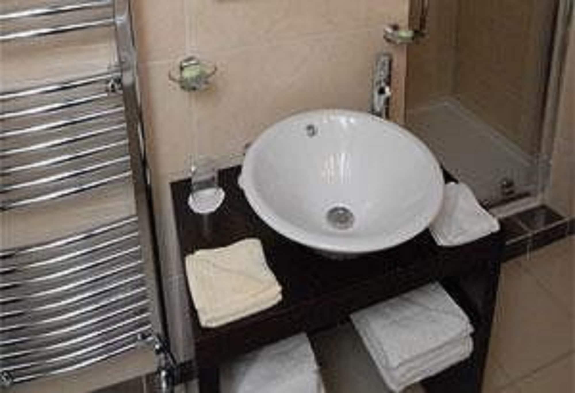 Barn Hotel London Ruislip Exterior photo