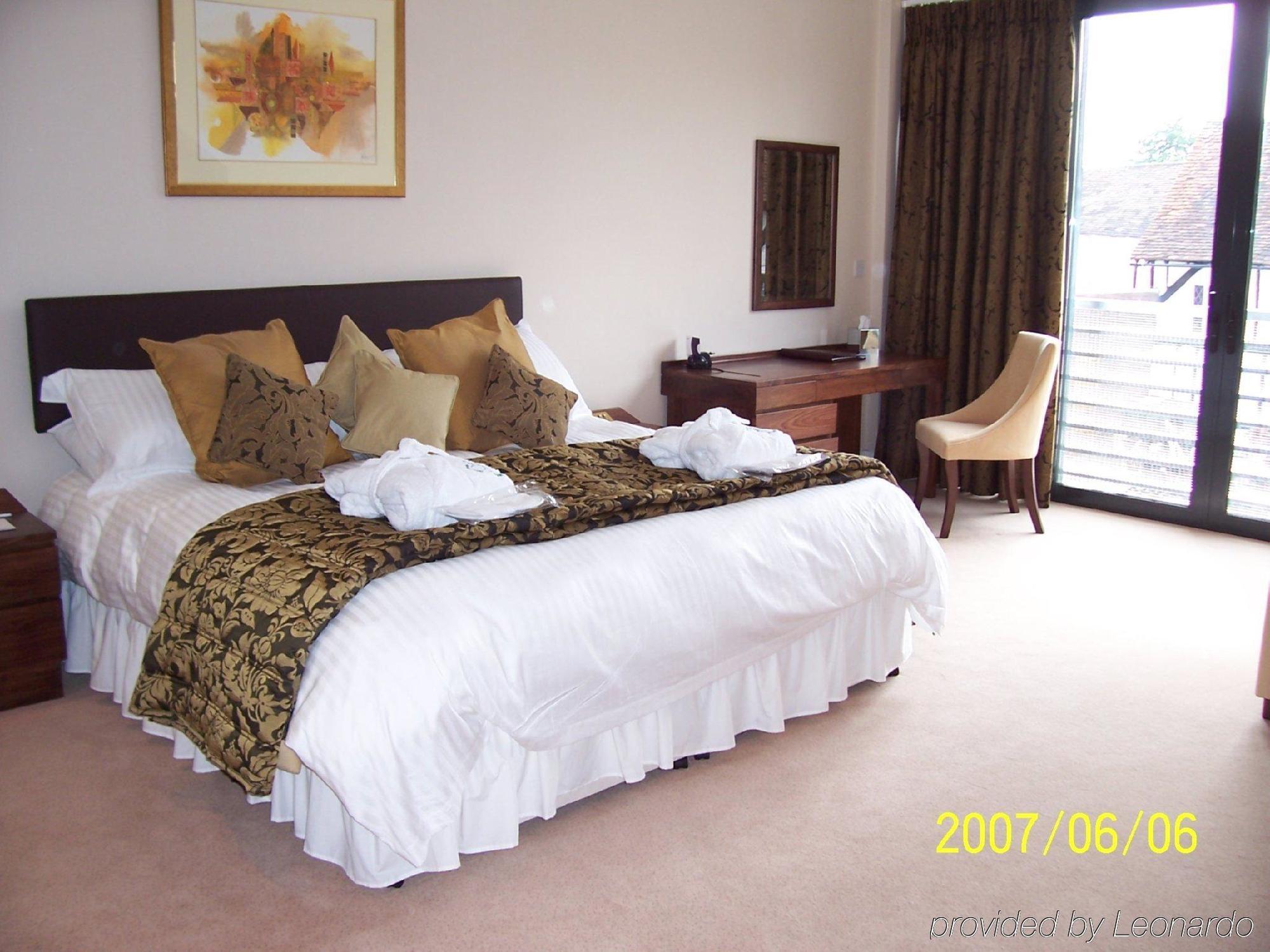 Barn Hotel London Ruislip Room photo